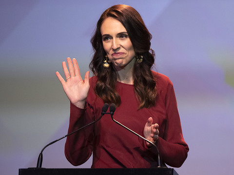 Les Néo-Zélandais reconduisent triomphalement Ardern