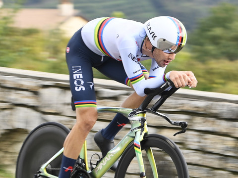 Ganna vainqueur du chrono, Almeida toujours plus rose