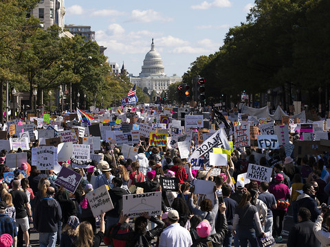 Des milliers de femmes manifestent contre Donald Trump