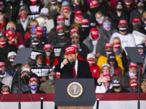 Donald Trump, en difficulté, poursuit sa campagne marathon