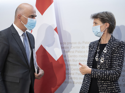 Port du masque imposé dans tous les espaces publics clos de Suisse