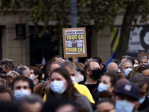 Professeur décapité: dizaines de milliers de manifestants en France