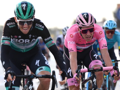 Almeida sauve son maillot rose devant Kelderman