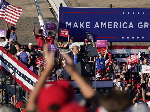 La campagne de Trump et Biden dans les Etats-clés se tend davantage