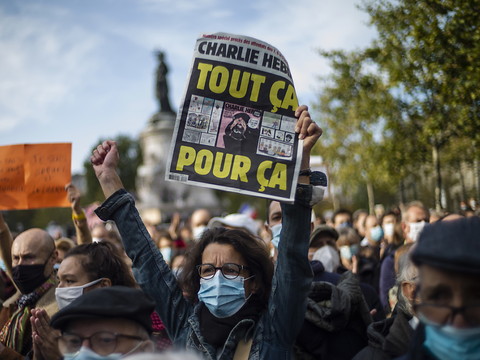 Professeur décapité: Macron promet des actes