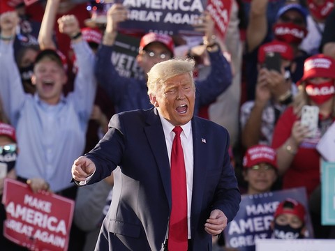 Donald Trump parcourt l'Amérique, Joe Biden reste chez lui