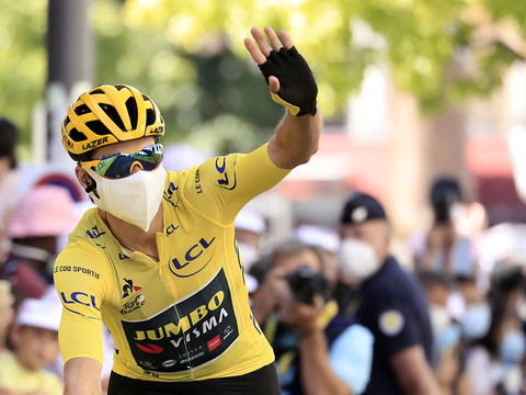 Primoz Roglic, premier leader après sa victoire dans la 1re étape