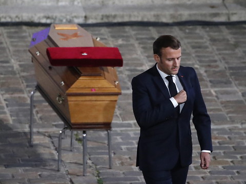 Macron rend hommage au 