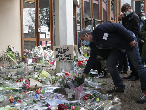 Professeur décapité: six personnes accusées de complicité