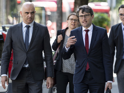 Les cantons appelés à renforcer leurs mesures anti-Covid