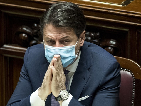 L'Italie renforce les restrictions après un nombre record de cas