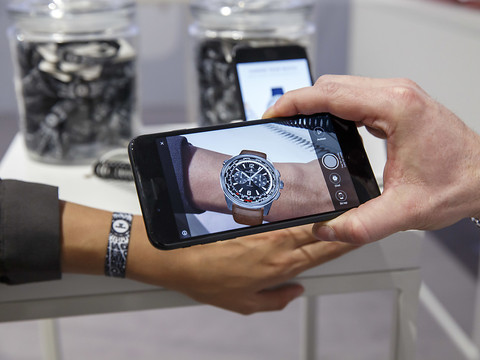 Horlogerie suisse: les magasins l'emportent sur le numérique