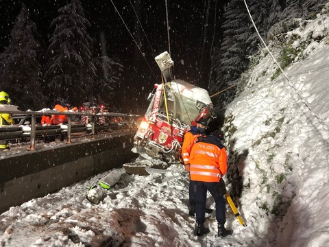 Un train des RhB heurte des rochers: conductrice blessée