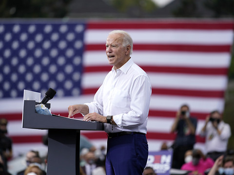 A J-7, Trump promet une super-reprise, Biden d'endiguer le virus