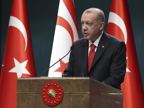 Colère d'Erdogan après une caricature, la France veut des sanctions