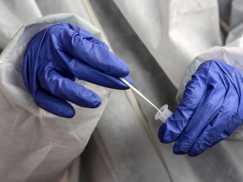 Plus de 500'000 contaminations en une journée dans le monde