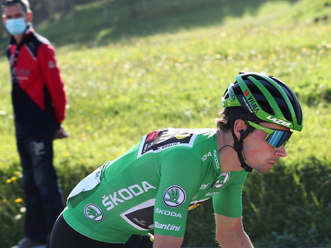 Primoz Roglic gagne en force et revêt le maillot rouge