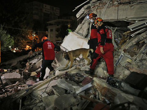 Un puissant séisme fait au moins 26 morts en Turquie et Grèce