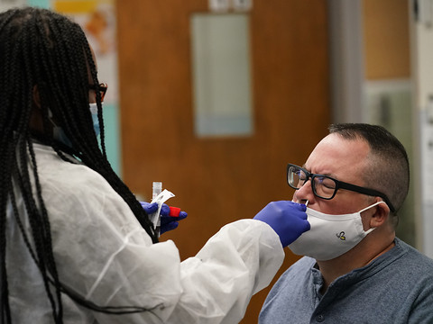 Nouveau record de contaminations aux Etats-Unis à Election J-4