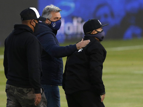 Pour ses 60 ans, Maradona assiste brièvement à un match