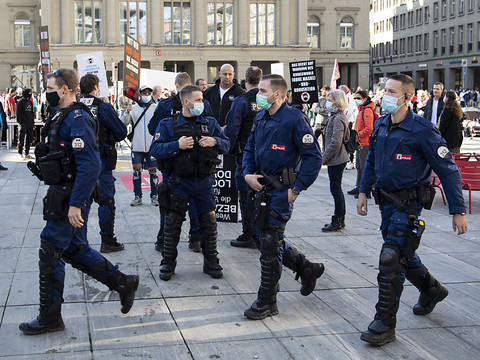 Le personnel de santé a dû être protégé par la police
