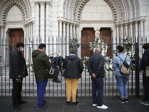 Attaque de Nice: quatre hommes en garde à vue, l'enquête continue