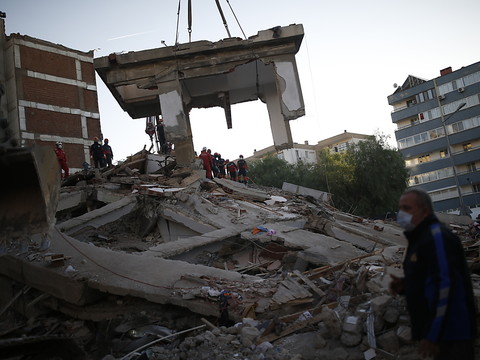 La Turquie recherche des survivants après un séisme