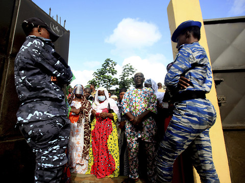 Ouattara en quête d'un 3e mandat, scrutin émaillé d'incidents