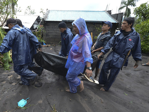 Le typhon Goni balaie les Philippines, au moins dix morts