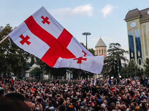 Plusieurs milliers de manifestants exigent de nouvelles élections