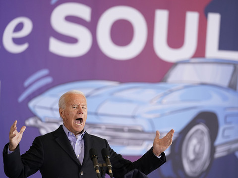 Trump et Biden tirent leurs dernières flèches à la veille du vote