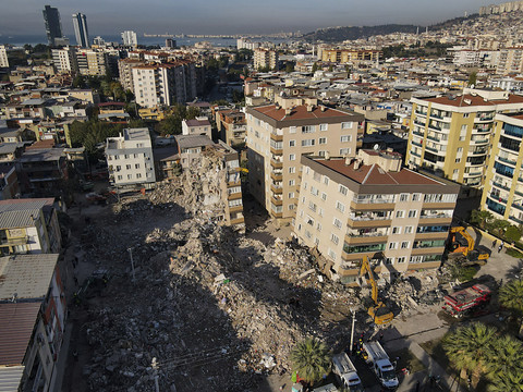 Le bilan du séisme monte à 114 morts, recherches stoppées