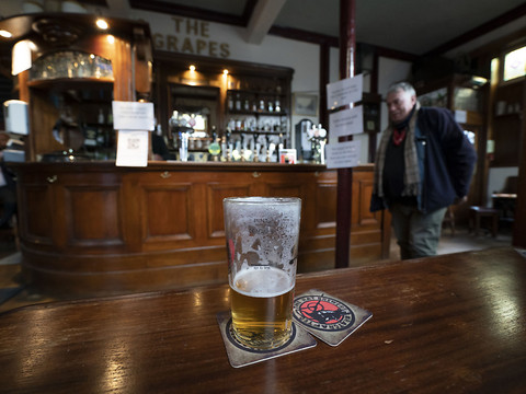 Finies les pintes au pub, l'Angleterre se reconfine