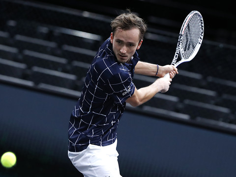 Zverev sort Nadal et affrontera Medvedev