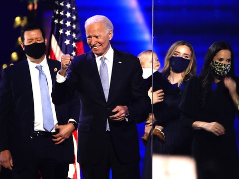 Victorieux de Trump, Joe Biden se tourne vers la transition