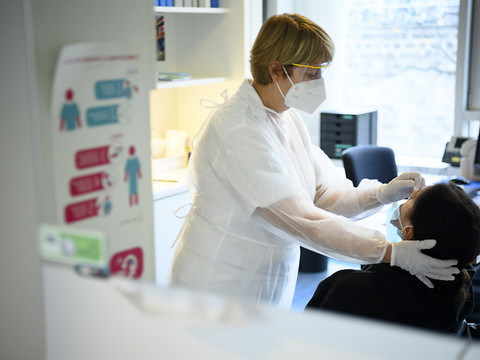 Les premiers tests rapides se déploient en Suisse romande