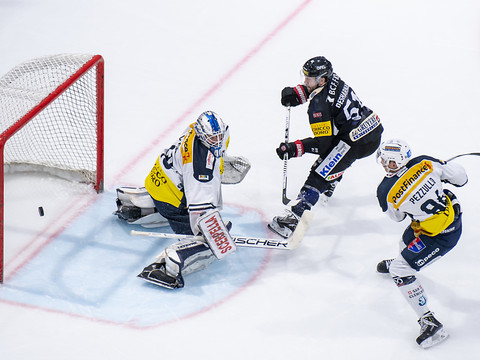 Fribourg solide contre Ambri, Bienne battu en prolongation