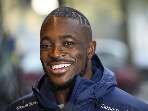 Mvogo titulaire, Benito aligné derrière
