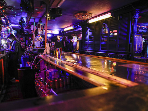 Les bars ferment tôt à New York et la Grèce se met sous couvre-feu