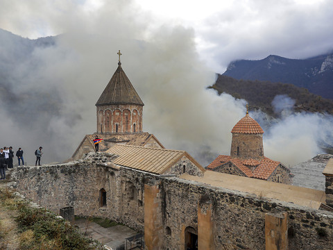 Au Nagorny Karabakh, les Arméniens brûlent leurs maisons