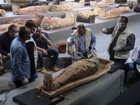 Egypte: découverte de plus de cent sarcophages intacts, un 