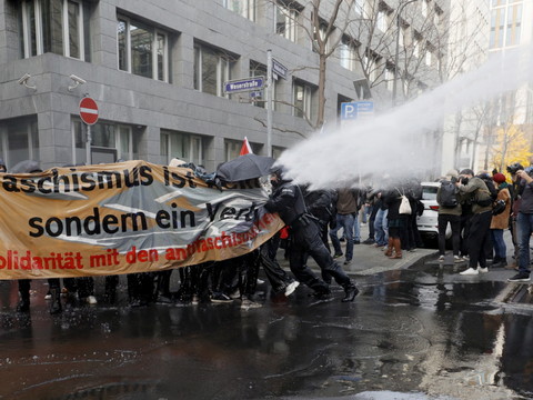 Contestation des restrictions en Europe, flambée aux Etats-Unis