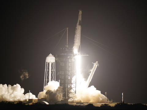 Une fusée SpaceX en route vers l'ISS avec quatre astronautes