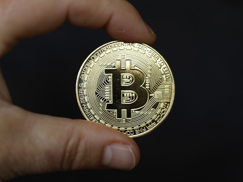 Le bitcoin passe la barre des 18'000 dollars