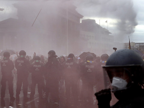 Canon à eau contre une manifestation d'
