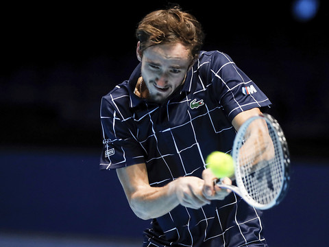 Medvedev domine Djokovic et file en demies