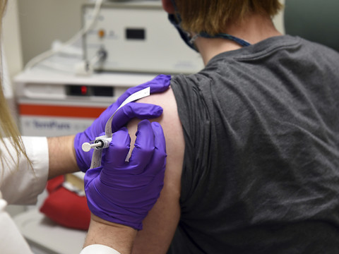 Covid-19: un panel d'experts suisses évalue l'arrivée d'un vaccin