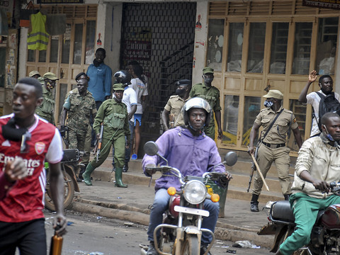 16 morts et situation tendue après l'arrestation de Bobi Wine