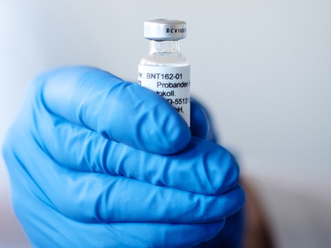 Pfizer: dépôt d'une demande pour autoriser le vaccin aux USA