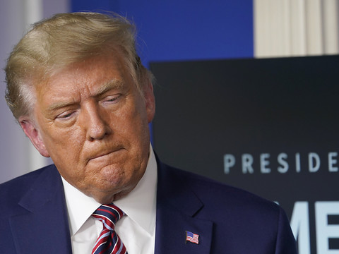 Trump s'entête à se dire vainqueur et reçoit des élus du Michigan